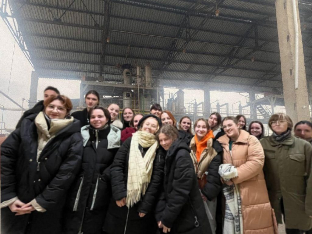 Studenții tehnologi de la USM au efectuat o vizită de studiu la uzina de prelucrare a plantelor