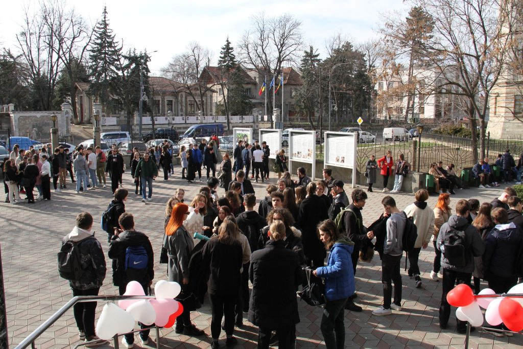 Prima zi a campaniei „Student USM pentru o zi” a reunit sute de elevi din țară și din capitală dornici să afle ofertele educaționale ale universității noastre