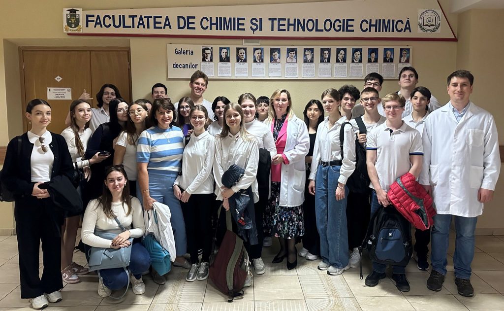 Elevii din capitală, pasionați de chimie, au efectuat o vizită de studiu la Facultatea de Chimie și Tehnologie Chimică a USM