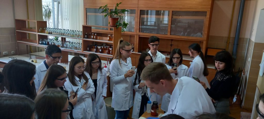 Vizitele elevilor din țară, pasionați de chimie, continuă la Facultatea de Chimie și Tehnologie Chimică a USM
