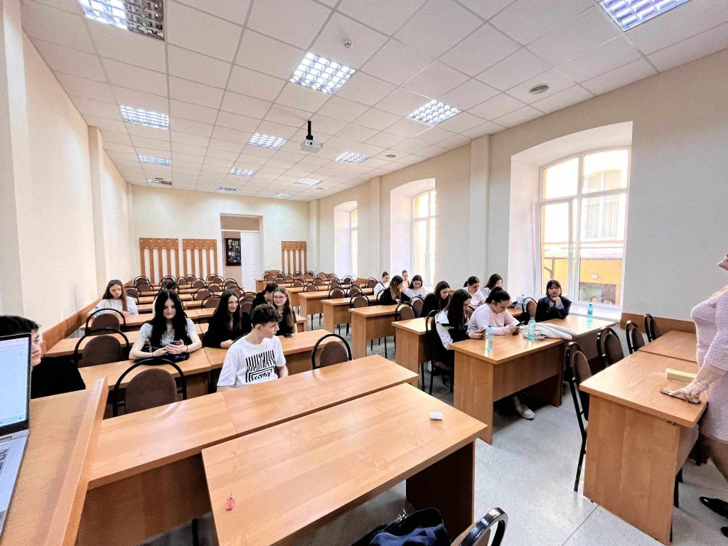 Vizitele elevilor din mai multe instituții de învățământ din țară – continuă la Universitatea de Stat din Moldova