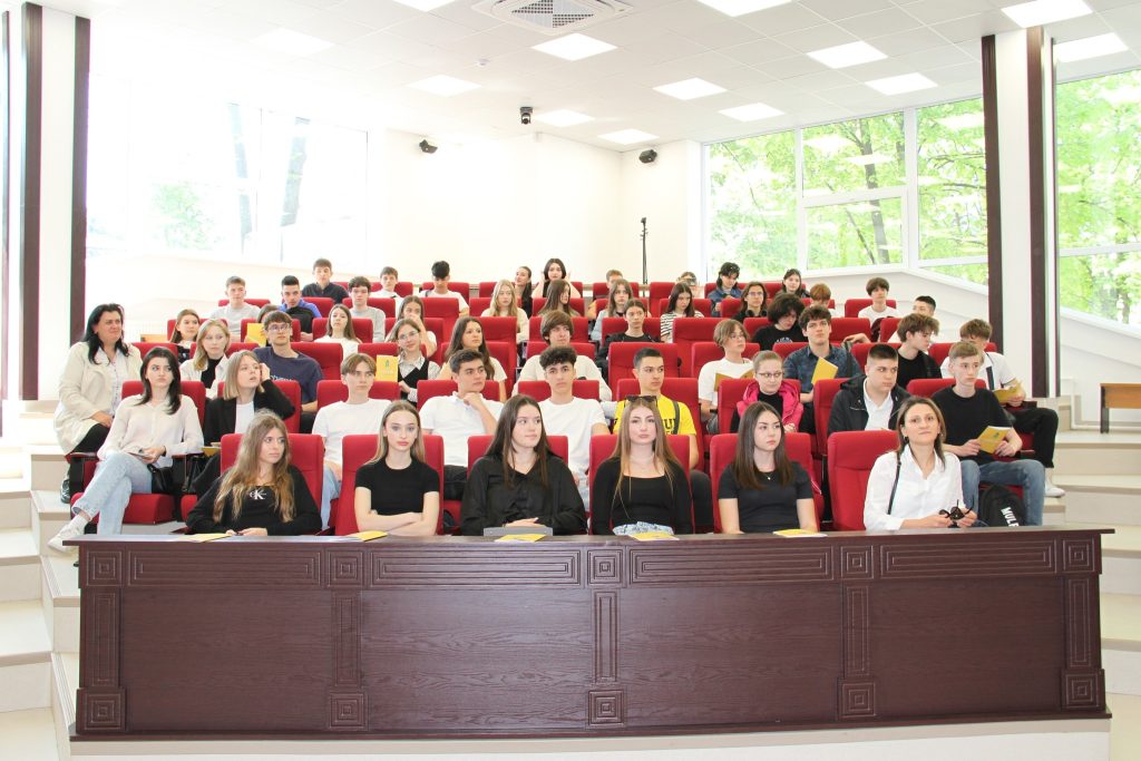 Elevii Liceului „Socrate” din capitală – dornici să afle ofertele educaționale ale universității noastre