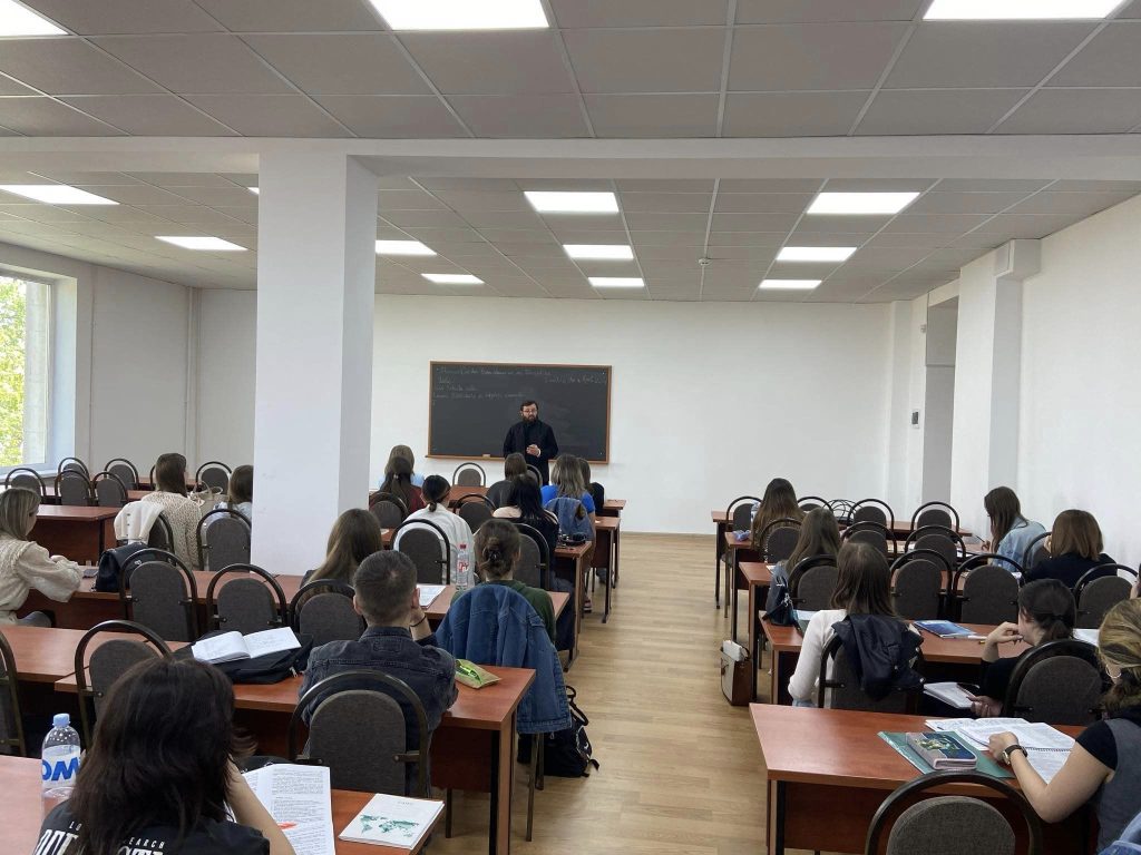 Facultatea de Litere a USM a organizat Atelierul de discuție „Grijă pentru familie, grijă pentru viitor”
