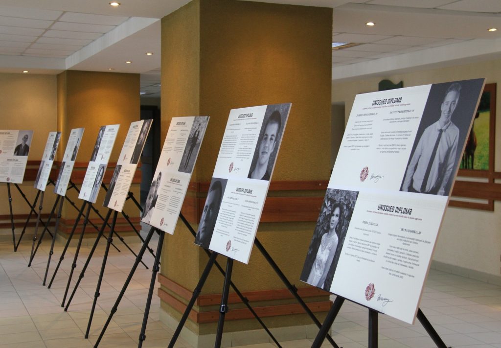 Expoziția „Diplome Neemise” – omagiu adus celor 40 de studenți ucraineni uciși în război, a fost inaugurată la USM