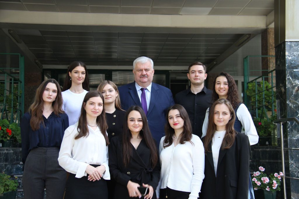 Top studenți USM: 13 USM-iști beneficiază în anul de studii 2024-2025 de Bursa Republicii și Bursa Guvernului