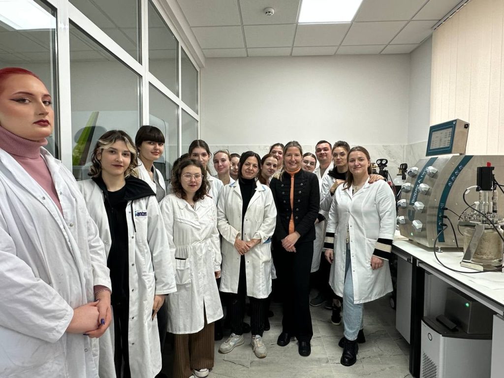 Profesori, personal non-didactic și studenți ai Facultății de Chimie și Tehnologie Chimică au fost instruiți în domeniul biotehnologiilor moderne