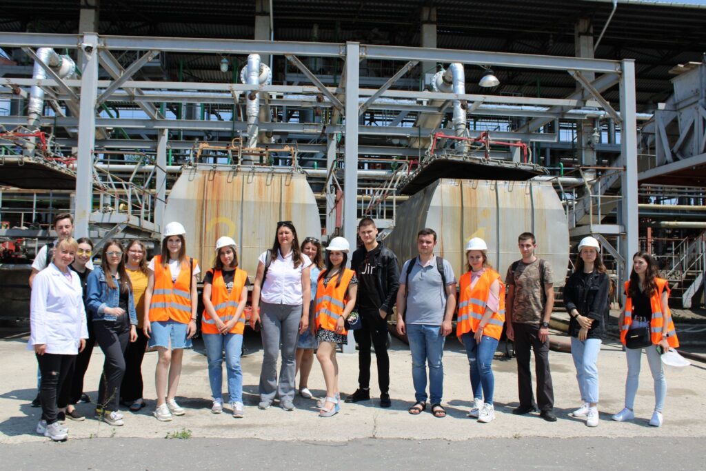Vizită de studiu a studenților și masteranzilor Departamentului Chimie industrială și ecologică la uzina de prelucrare a plantelor etero-uleioase