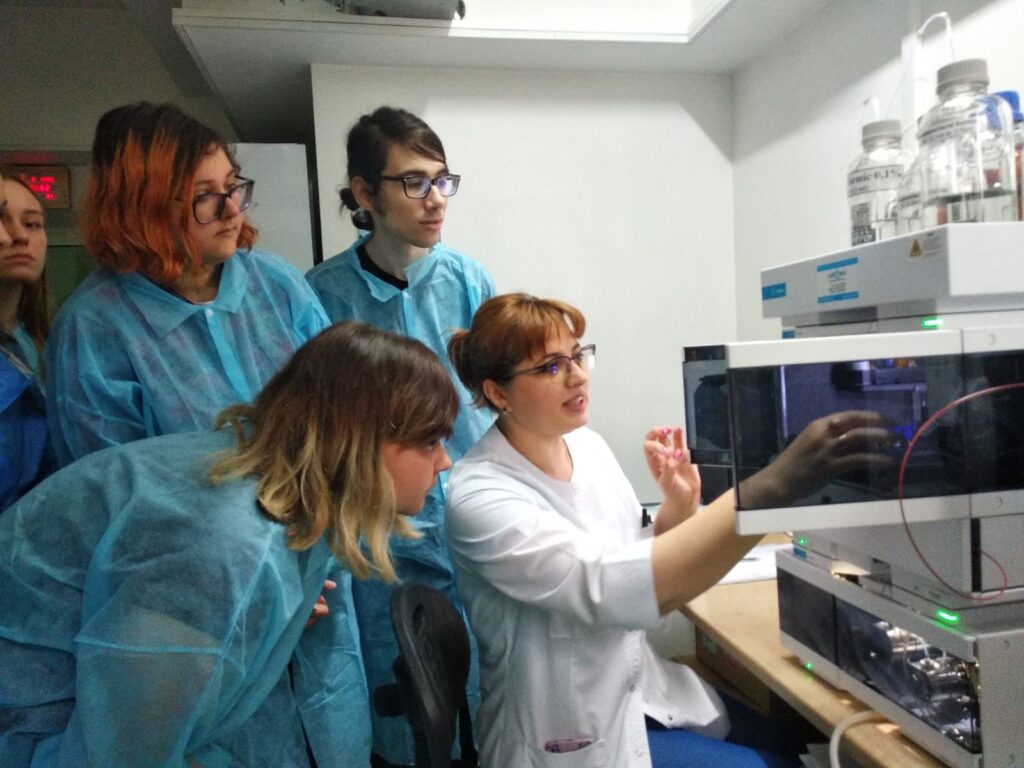 Studenții-chimiști de la specialitățile tehnologice în vizita la  Laboratorul Încercări produse alimentare
