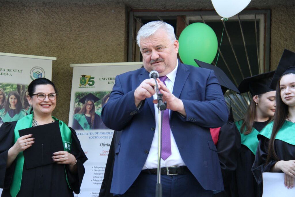 235 de absolvenți ai Facultății Psihologie şi Ştiințe ale Educației, Sociologie și Asistență Socială au primit diplomele de Licență și Master