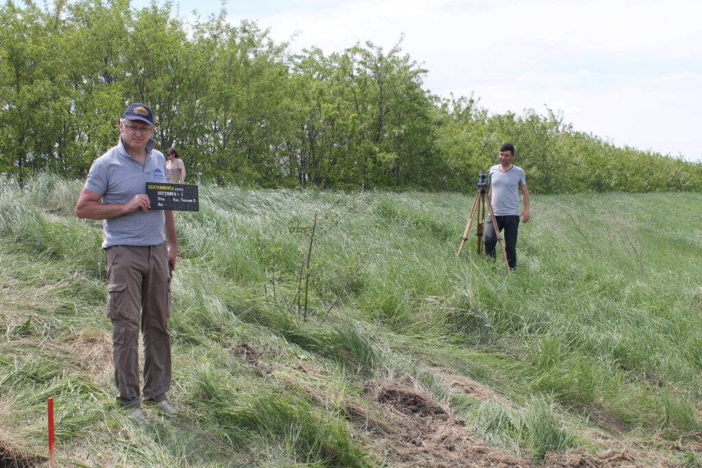 Premieră pentru Republica Moldova – cercetătorii FIF a USM au depus probele de sol din șanțurile adiacente Valurilor lui Traian de Jos pentru fi supuse analizei Luminescenței Stimulate Optic în laboratoarele de cercetare din Viena