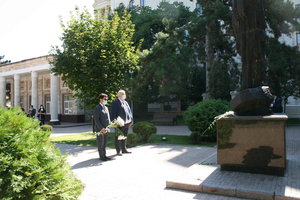 Cu ocazia sărbătorii naționale dedicate limbii române conducerea USM a depus flori la monumentul lui Ion și Doina Aldea -Teodorovici