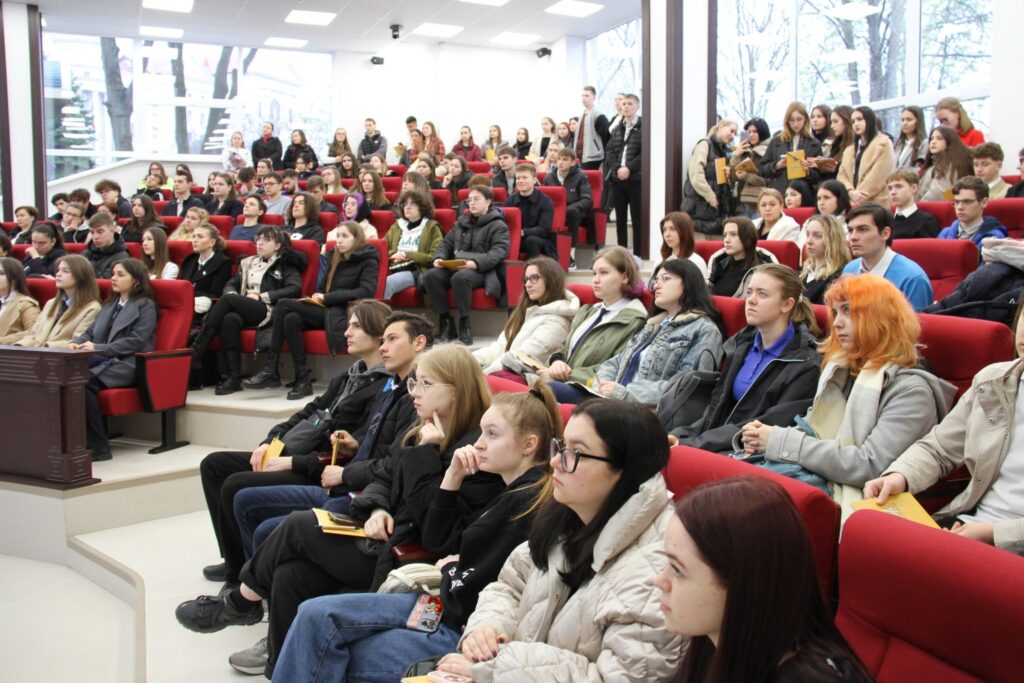 Performanța ta începe la USM – Elevii claselor absolvente din întreaga țară continuă vizitele de informare la Universitatea de Stat din Moldova