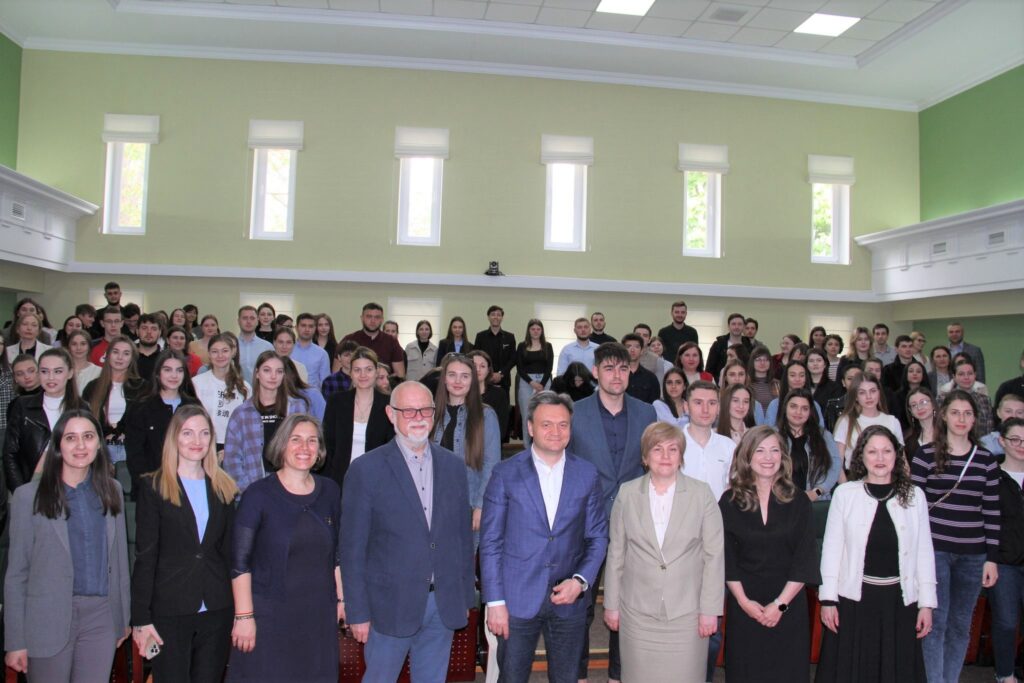 Prim-ministrul Dorin Recean îndeamnă studenții USM să aplice la Programul de stagii pentru tineri în instituțiile statului