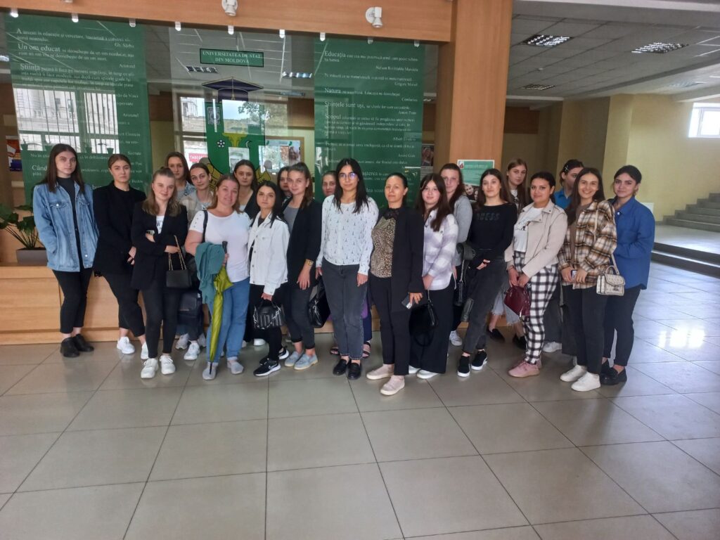 Studenții de la Colegiul de Ecologie – vizită de studiu la Facultatea  de Chimie și Tehnologie Chimică a USM