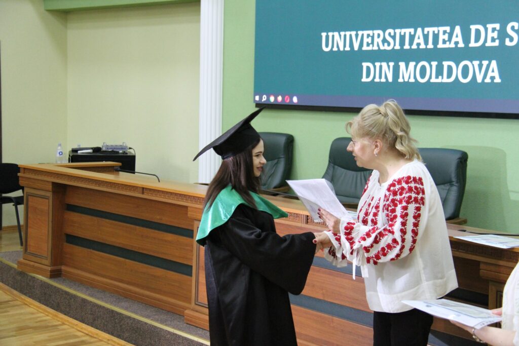 Peste 200 de absolvenți ai Facultății de Litere au primit Diplomele de Licență și Master