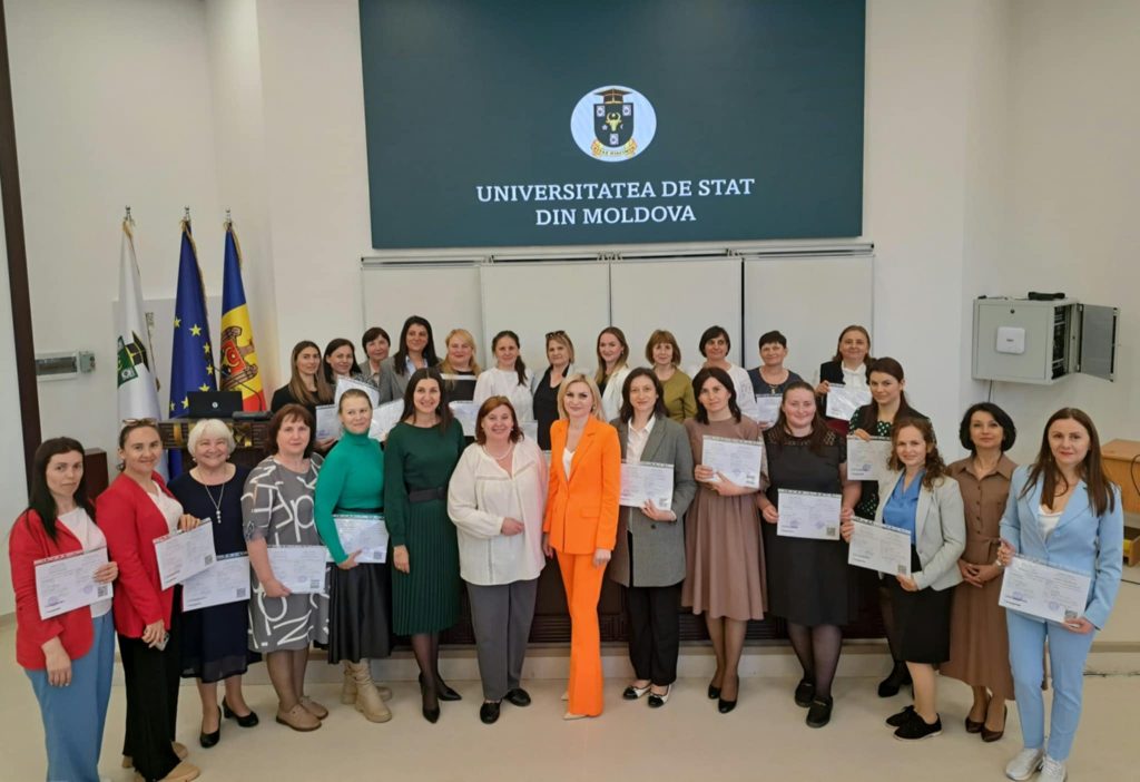 Peste 300 de cadre didactice din țară au absolvit programele de recalificare profesională oferite de USM