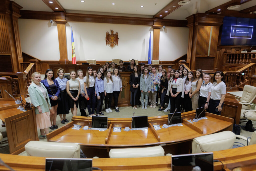 Studenții USM, viitori traducători, s-au familiarizat cu procesul de traducere și interpretare din Parlament