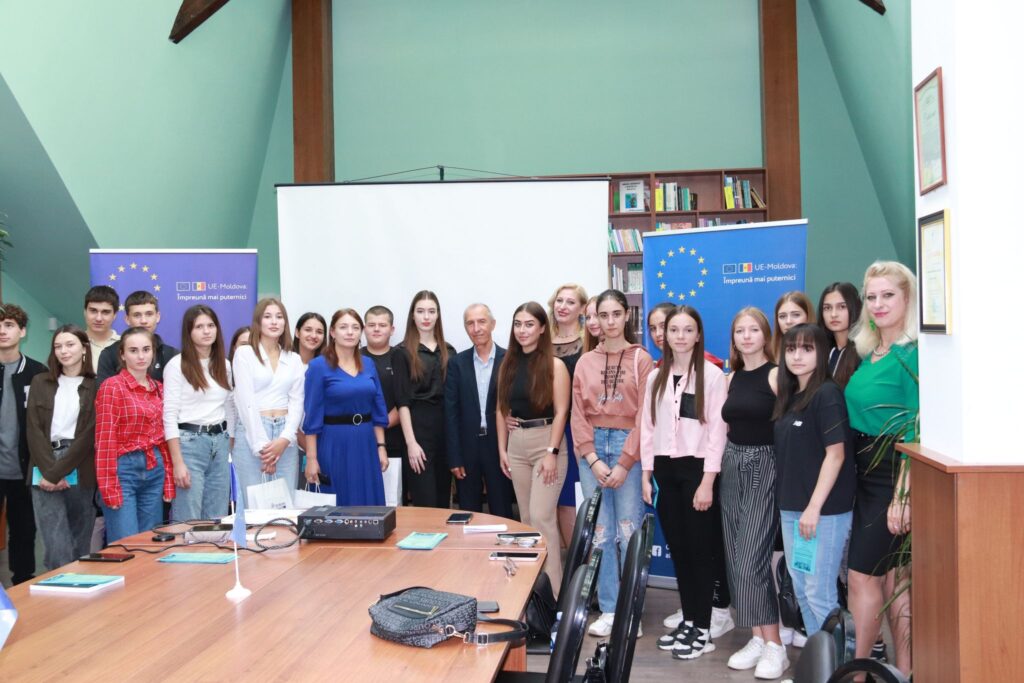 Studenții USM, membri EuroclubUSM, informează tinerii din țară despre perspectivele UE