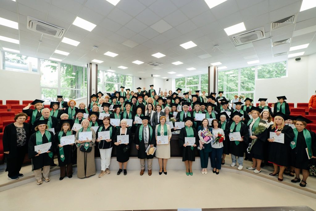 Celebrarea cunoașterii și a îmbătrânirii active: Cea de-a treia promoție a Universității Vârstei a III-a și-a primit diplomele de absolvire