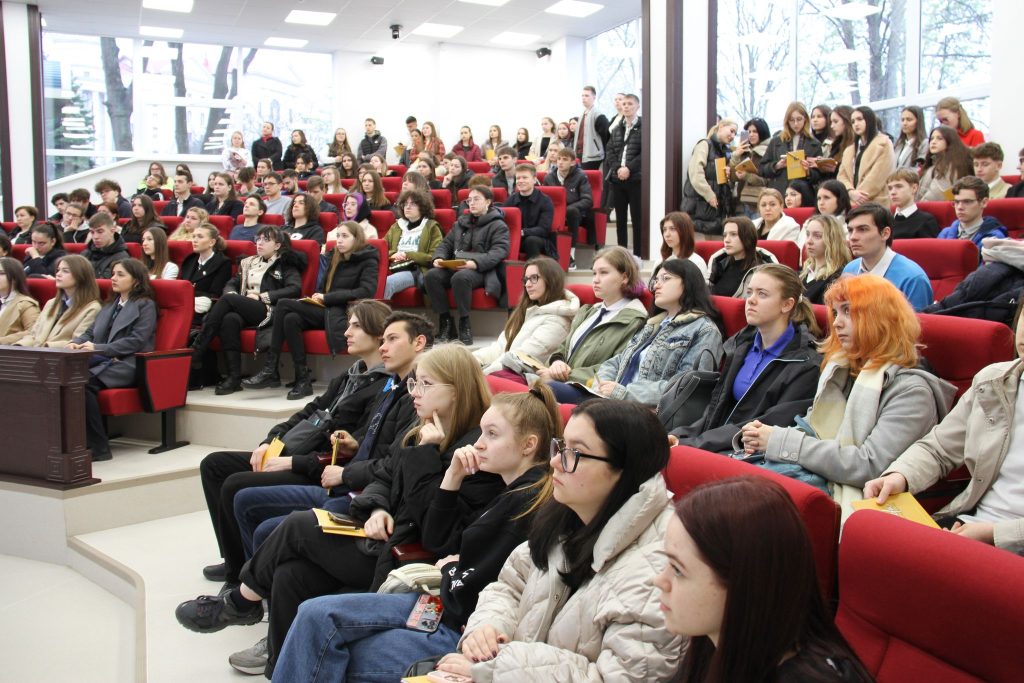 Performanța ta începe la USM – Elevii claselor absolvente din întreaga țară continuă vizitele de informare la Universitatea de Stat din Moldova