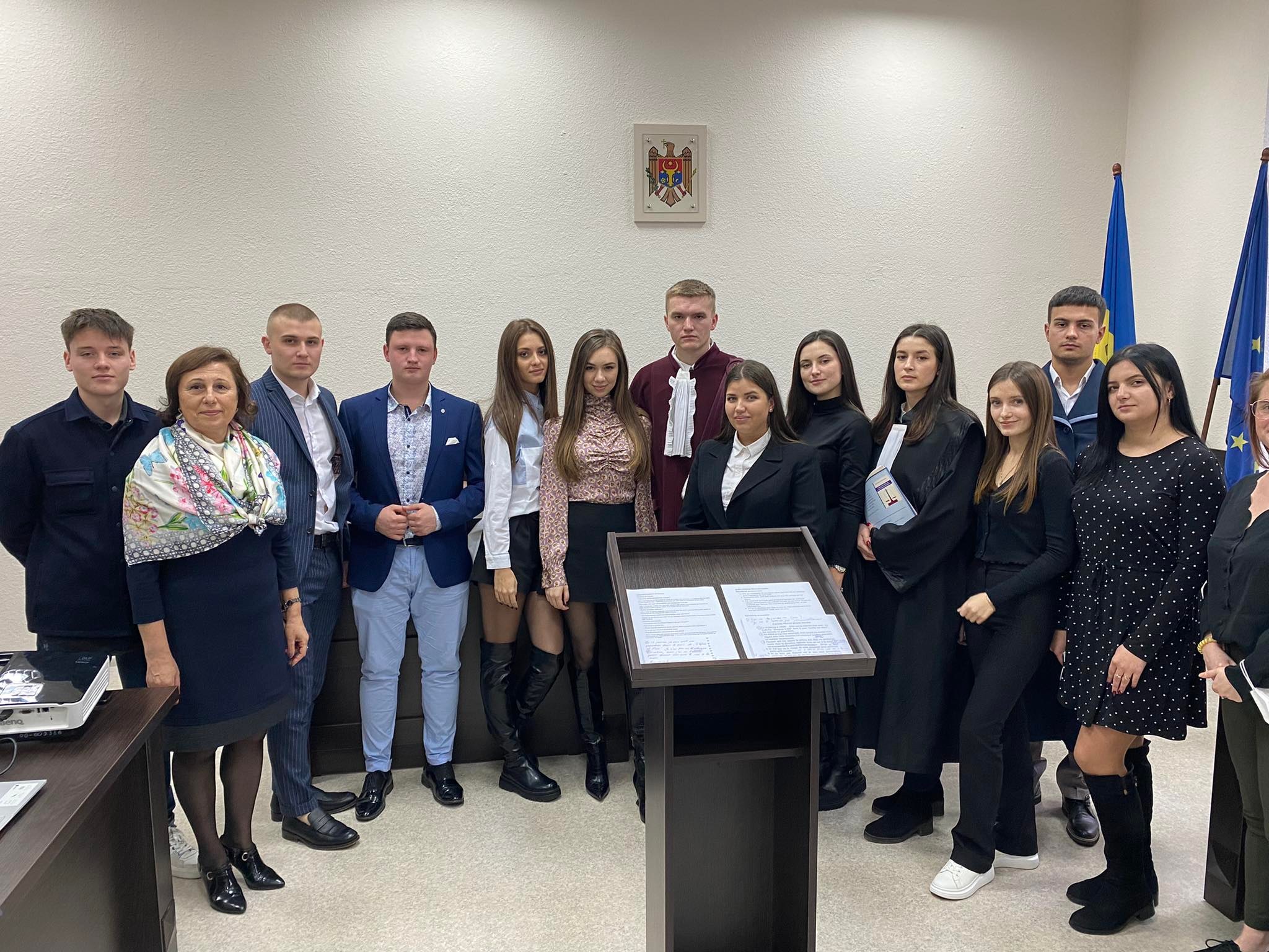 Studenții anului I și II de la Facultatea de Drept a USM au descoperit farmecul profesiilor sistemului judiciar prin simularea unui proces de judecată