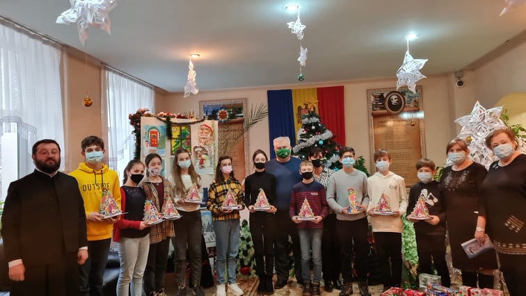 Magia sărbătorilor de iarnă a început pentru 100 de elevi, datorită Campaniei de Crăciun „Cu drag din inimile USM-iste”