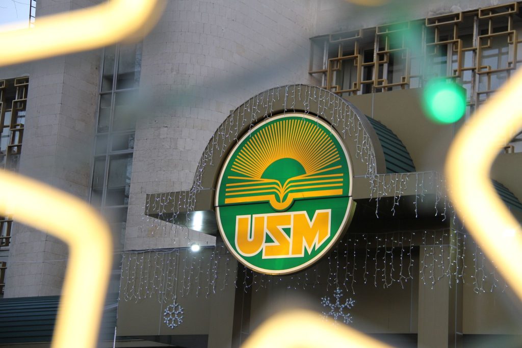 Sărbătoare în campus: Universitatea de Stat din Moldova dă start Sărbătorilor de iarnă prin inaugurarea Pomului de Crăciun