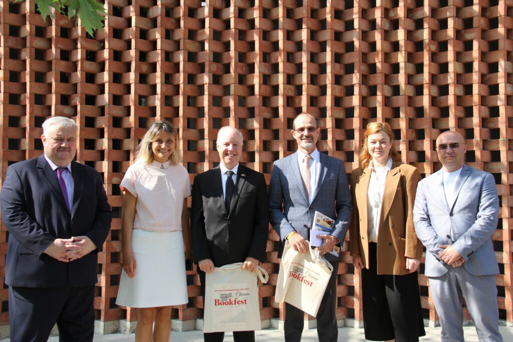 Ambasadorul SUA în Moldova, Kent D. Logsdon a vizitat Salonul Internațional de Carte Bookfest