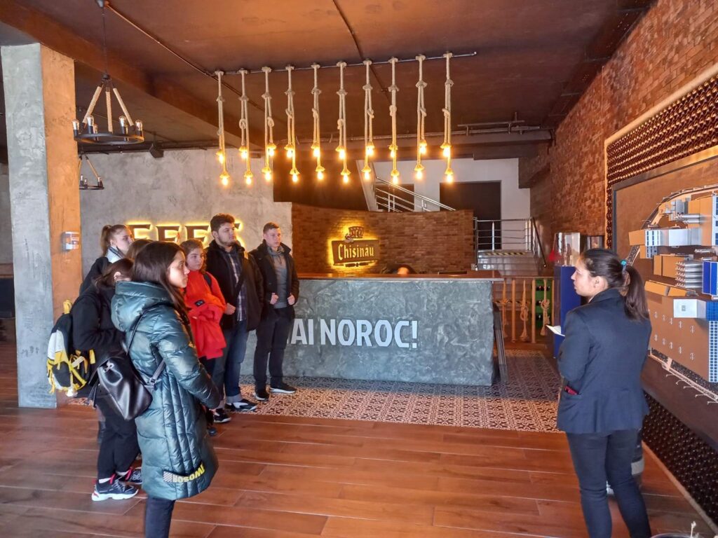 Studenții Facultății Chimie și Tehnologie Chimică a USM – lecție practică la I.M.„Efes Vitanta Moldova Brewery” S.A.