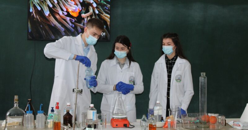 Studenții de la Facultatea de Chimie și Tehnologie Chimică a USM au oferit lecții practice de chimie elevilor din raionul Criuleni