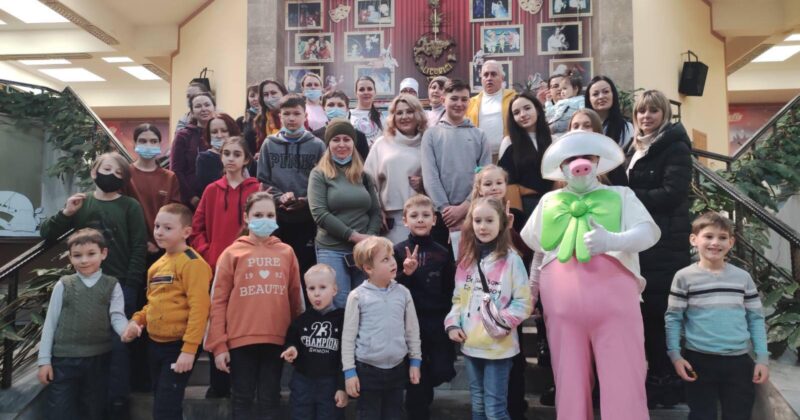 Copiii ucraineni cazați în căminul Universității de Stat din Moldova – în vizită la Teatrul Republican de Păpuși „Licurici”