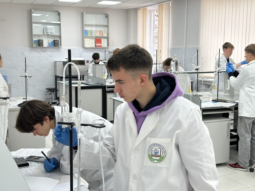 Facultatea de Chimie și Tehnologie Chimică a USM a găzduit Olimpiada Republicană la Chimie