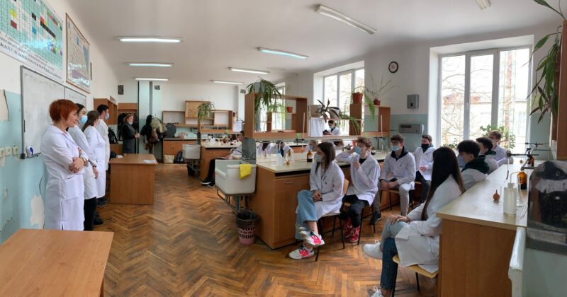 Elevii Liceului „Da Vinci” au vizitat Facultatea de Chimie și Tehnologie Chimică a USM