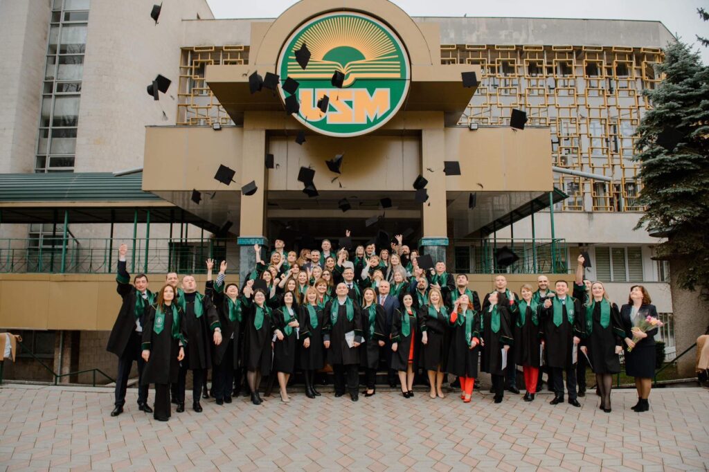 O nouă promoție de masteranzi USM și-au luat diplomele de absolvire în domeniul managementului