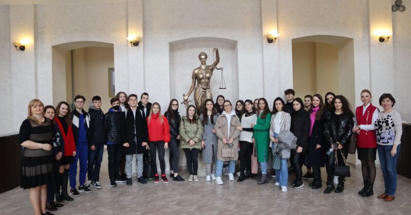 Viitorii absolvenți de liceu vin la Universitatea de Stat din Moldova pentru a se familiariza cu ofertele de studii și viața studențească