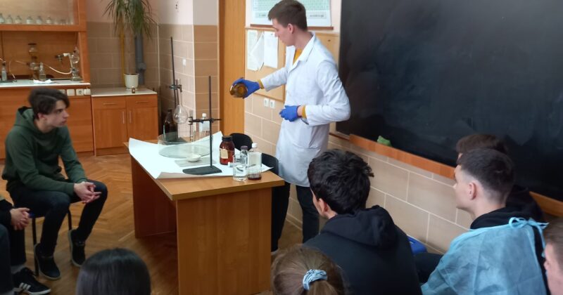 Elevii Liceului Teoretic „Liviu Deleanu” și-au manifestat intenția de a reveni în laboratoarele Facultății de Chimie și Tehnologie Chimică a USM