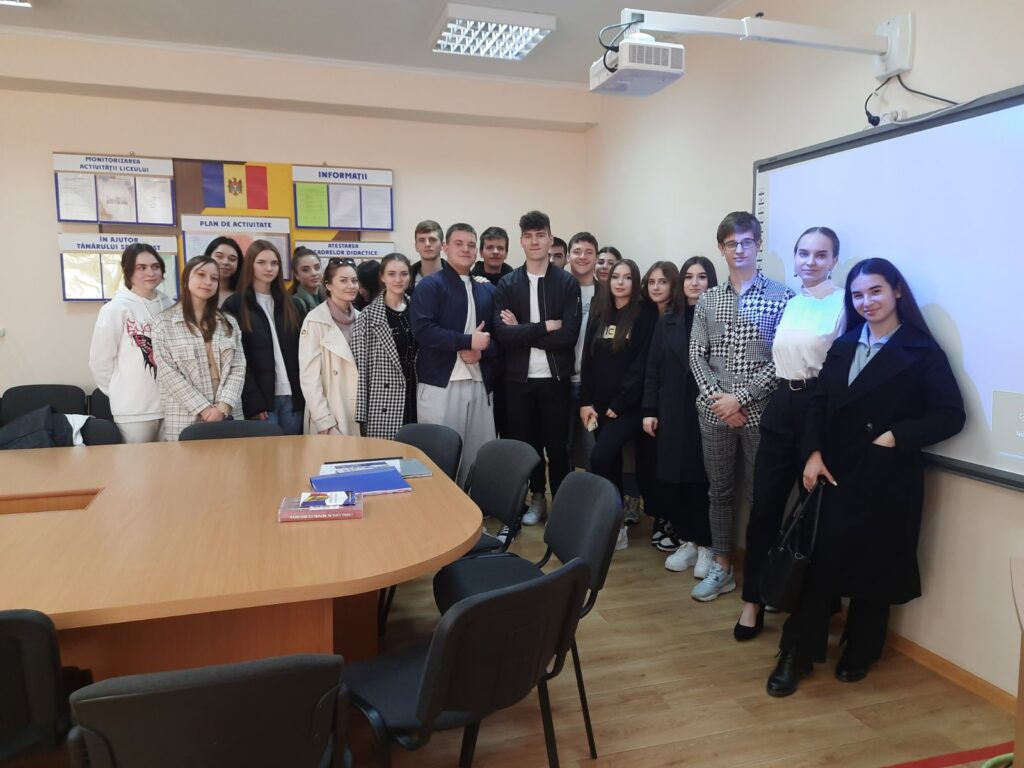 Studenții Facultății de Drept a Universității de Stat din Moldova au organizat un tur informativ în liceele din țară