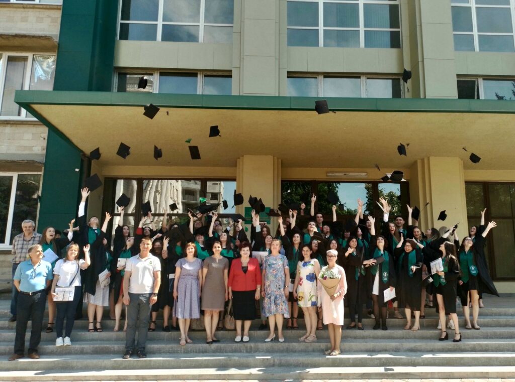 Absolvenții Facultății Chimie și Tehnologie Chimică au primit diplome de licență și de master