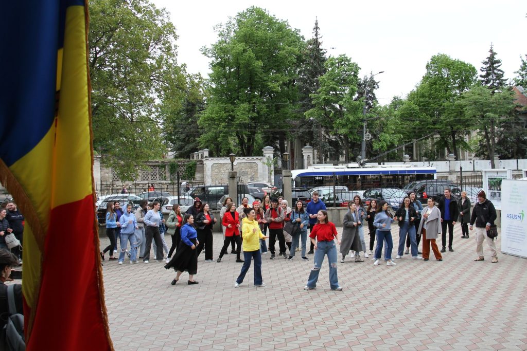 Studenții USM au adus un omagiu al simbolului național al țării – Drapelul de Stat