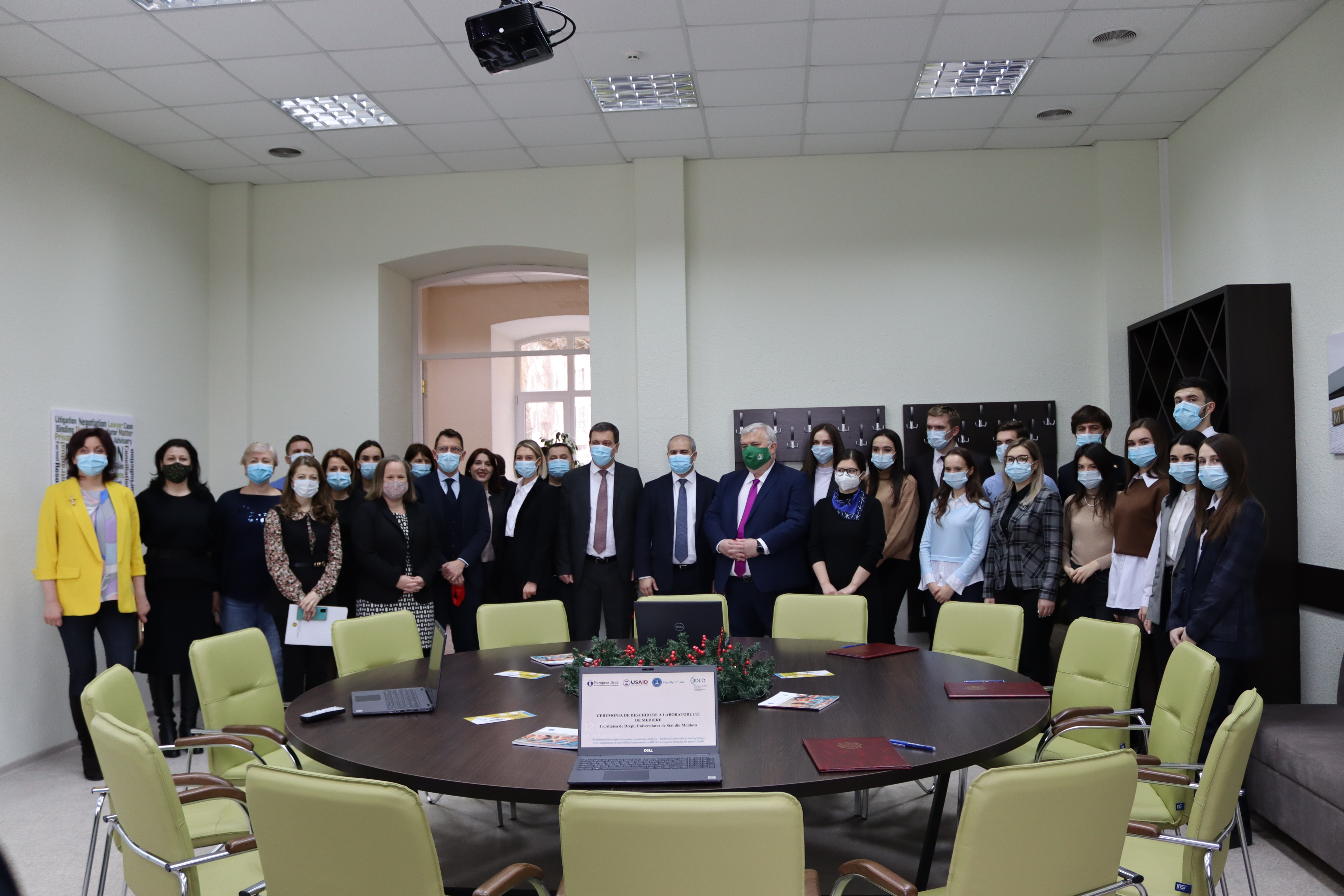 Sfârșit de an cu cadouri generoase pentru studenții Facultății de Drept a Universității de Stat din Moldova – deschiderea Laboratorului de Mediere