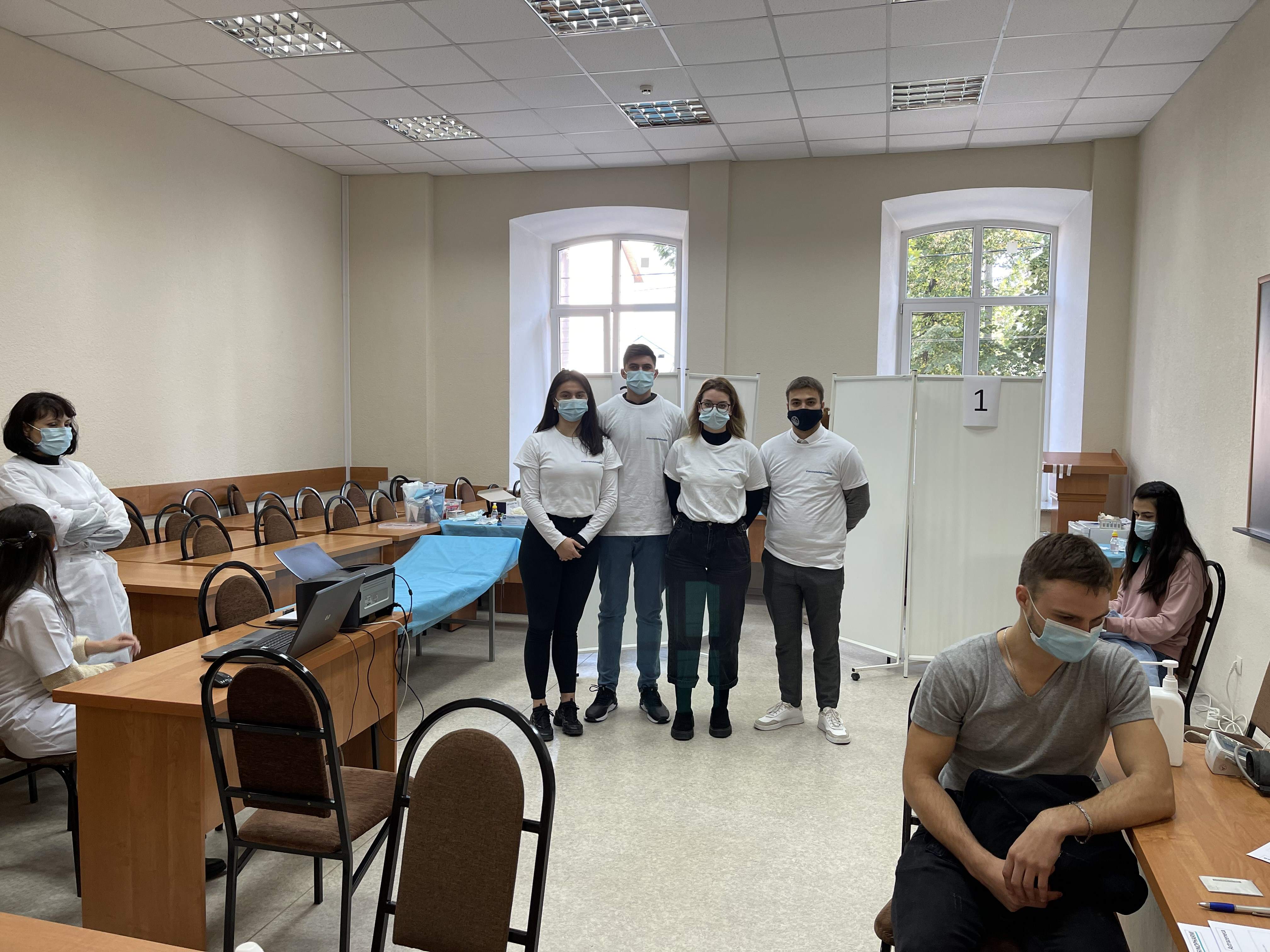 Studenții Universității de Stat din Moldova pun umărul la oprirea pandemiei – se vaccinează