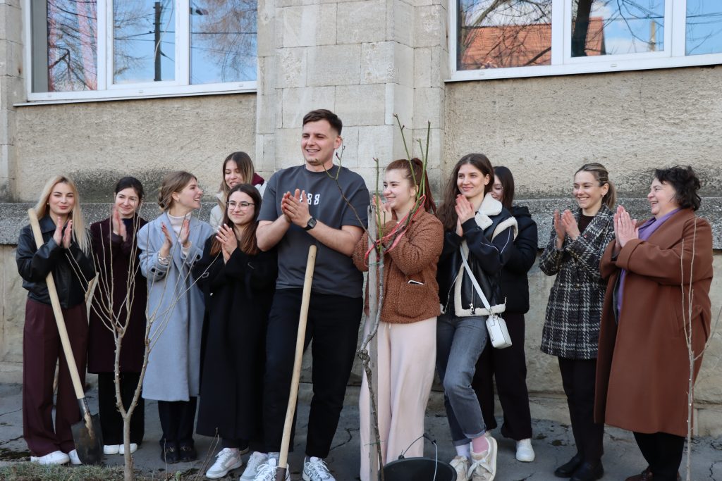 Studenții USM-iști s-au alăturat campaniei „Nu toate florile cresc la fel”, desfășurată în contextul Zilei Internaționale a Sindromului Down