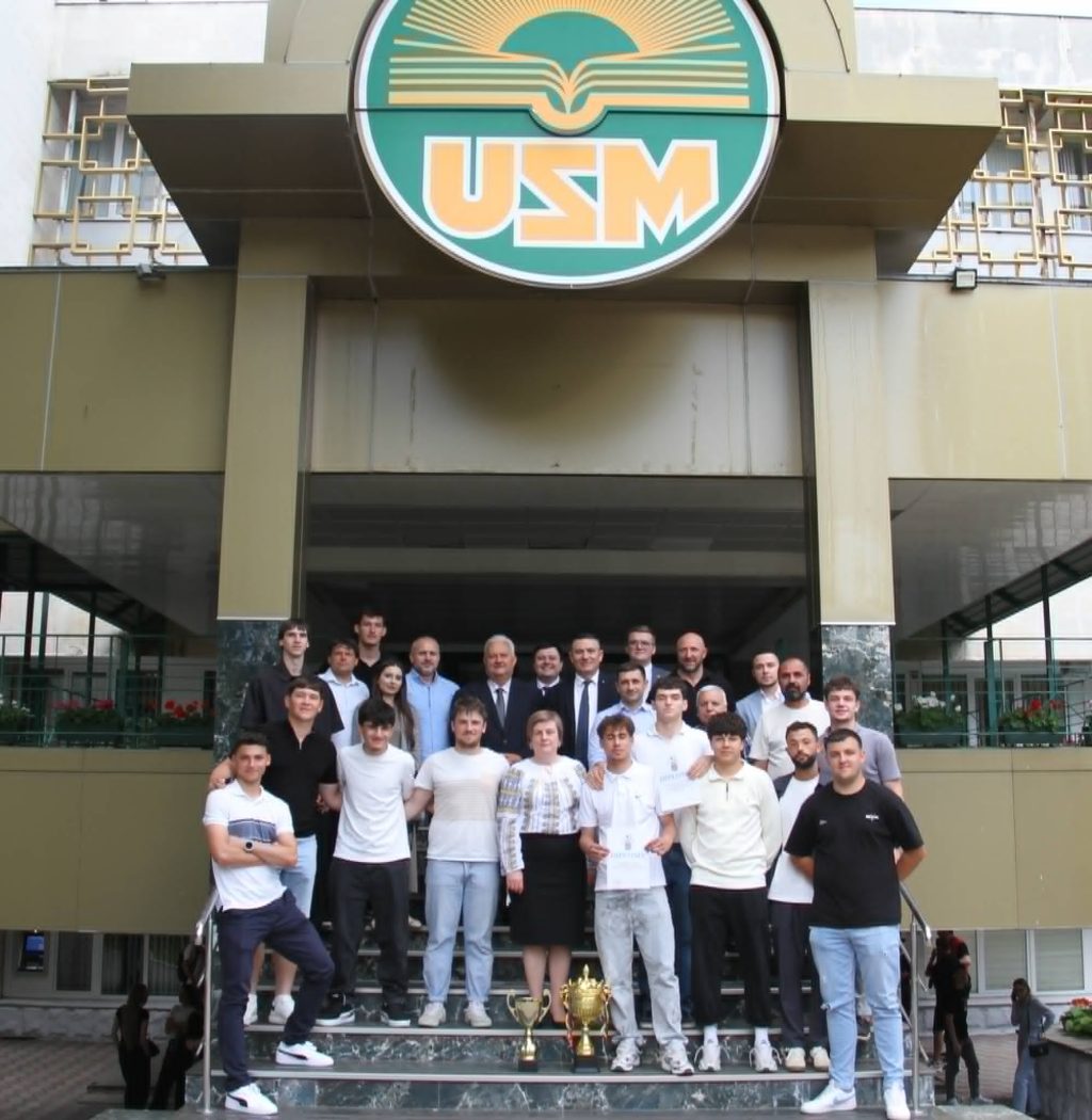 Fotbaliștii și antrenorii Clubului Sportiv Universitar USM – premiați pentru performanțele obținute în Campionatul Municipiului Chișinău