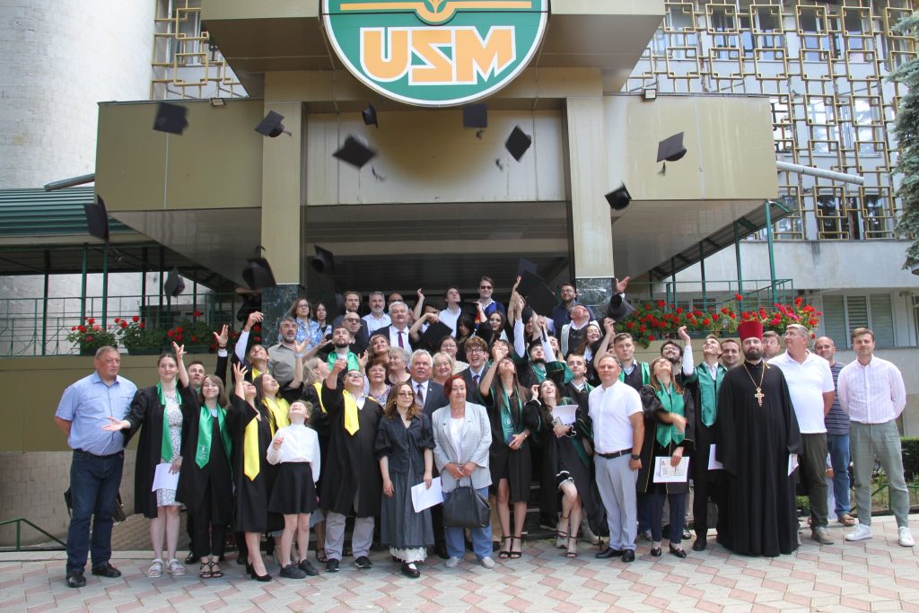 Facultatea de Istorie și Filosofie a USM: Peste 80 de absolvenți și-au primit diplomele de studii
