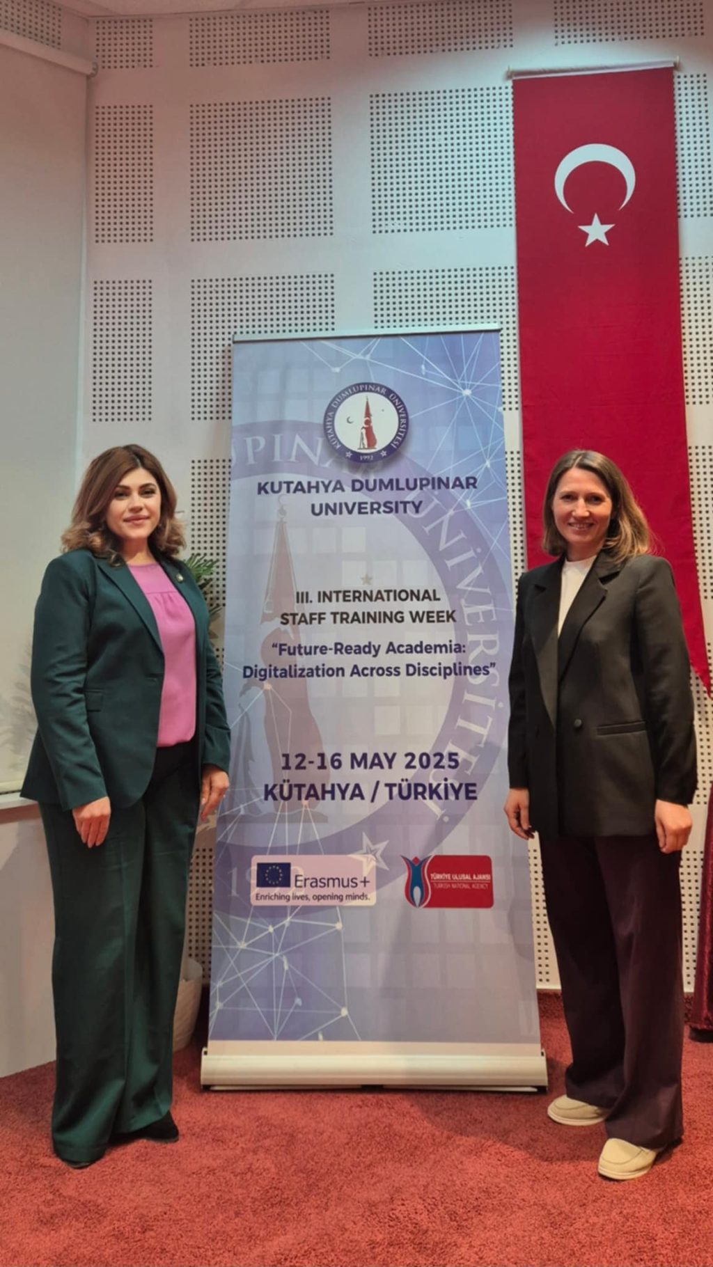 [:ro]Reprezentanții USM în mobilitate academică la Universitatea Kütahya Dumlupınar, Turcia[:en]Reprezentanții USM în mobilitate academică la Universitatea Kütahya Dumlupınar, Turcia[:ru]Reprezentanții USM în mobilitate academică la Universitatea Kütahya Dumlupınar, Turcia În perioada 12–16 mai 2025, Tatiana Bulimaga, Sef Deparatament Cooperare Interatională și Natalia Gavrilas, prodecan, Facultatea de Științe Economice au reprezentat instituția în cadrul evenimentului International Staff Week, găzduit de Universitatea Kütahya Dumlupınar din Turcia. Evenimentul a reunit aproximativ 60 de participanți din diverse țări, inclusiv Argentina, Kenya, România, Somalia, Bulgaria, Moldova și altele, devenind o veritabilă platformă de: ✔️ schimb de idei, ✔️ explorare a diversității culturale, ✔️ și dezbateri privind modul în care digitalizarea și inteligența artificială (AI) transformă educația în domeniile umaniste, artistice și inginerești. Aspecte precum cooperarea în cadrul diverselor proiecte internationale, aliantelor universitare și proiete bilaterale au fost discutate cu reprezentanți de la diferite centre universitare: SNSPA, Universitatea din Targul Jiu, Universitatea Kütahya Dumlupınar etc. USM este partener Erasmus+ KA171 cu Universitatea Kütahya Dumlupınar începând cu anul 2022, iar în acești ani parteneriatul a facilitat mobilități academice ale studenților și personalului, consolidând cooperarea internațională. Participarea la acest eveniment a reprezentat o experiență materializată în idei noi, contacte relevante și amintiri memorabile. USM adresează mulțumiri colegilor din Turcia pentru organizarea impecabilă și ospitalitatea deosebită.[:]