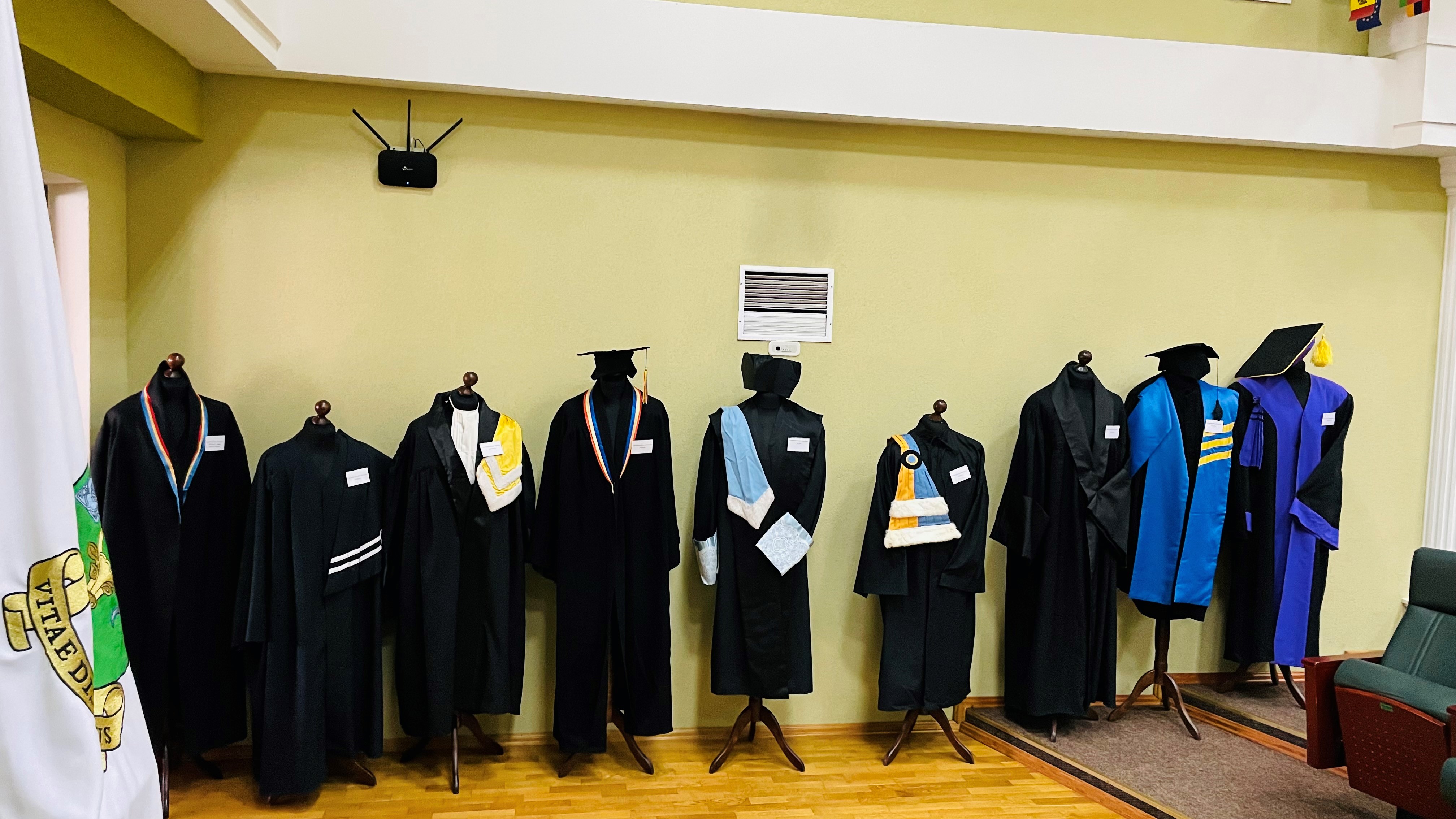 La Universitatea de Stat din Moldova a fost inaugurată expoziția robelor purtate de celebrul lingvist român de origine basarabeană Eugeniu Coșeriu